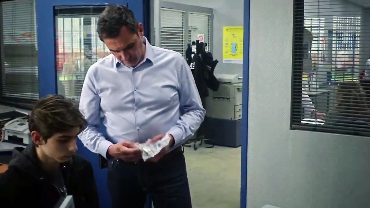 Plus belle la vie : [Indiscrétion] - Patrick violente un témoin en interrogatoire