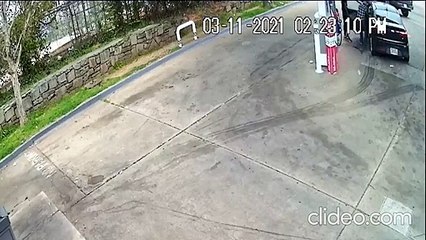 Un señor de 82 años tumba al joven armado que intentaba robarle el coche