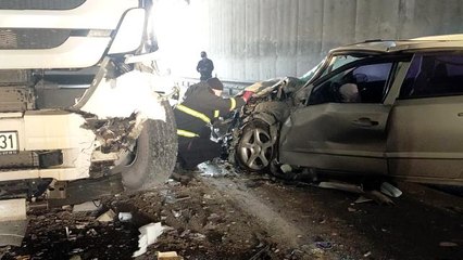 Otomobil önce kağıt toplayıcısına sonra tıra çarptı