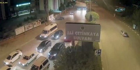 Otomobil reklam panosuna böyle tosladı
