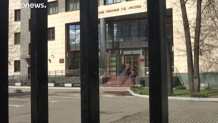 فيديو: زوجة المعارض الروسي نافالني تصل المحكمة لحضور جلسة استئنافية