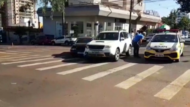 Veículos se envolvem em colisão na Rua Marechal Rondon com a Rua Pernambuco