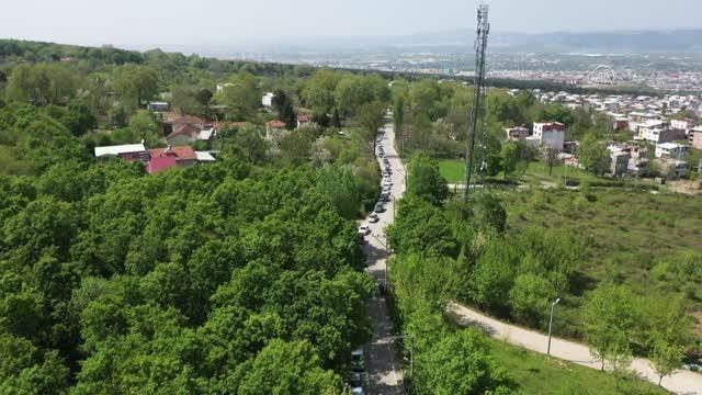 Tam kapanma öncesi kaynak suyu doldurmaya gelenler uzun araç kuyrukları oluşturdu