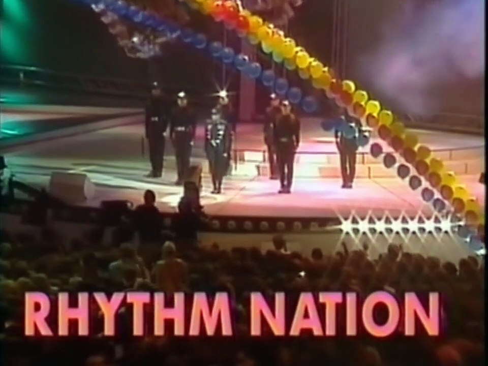 Janet Jackson chante "Rhythm Nation"
