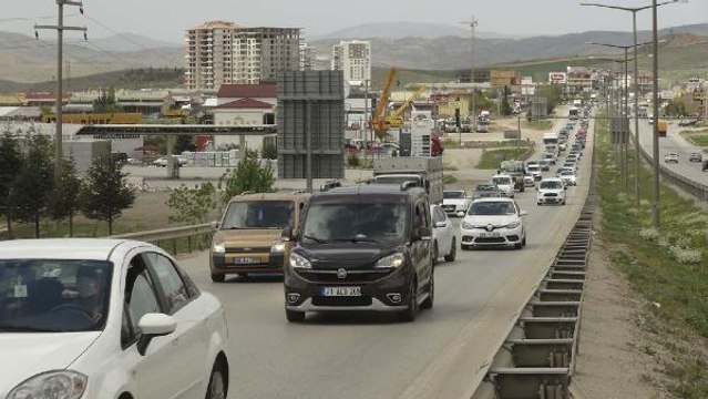 43 İLİN GEÇİŞ NOKTASI KIRIKKALE'DE, 'TAM KAPANMA' ÖNCESİ ARAÇ YOĞUNLUĞU