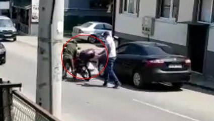 Yumruk atıp ölüm tehditleri savurduğu sürücü, otomobilden inince motosikletli arkasına bakmadan kaçtı