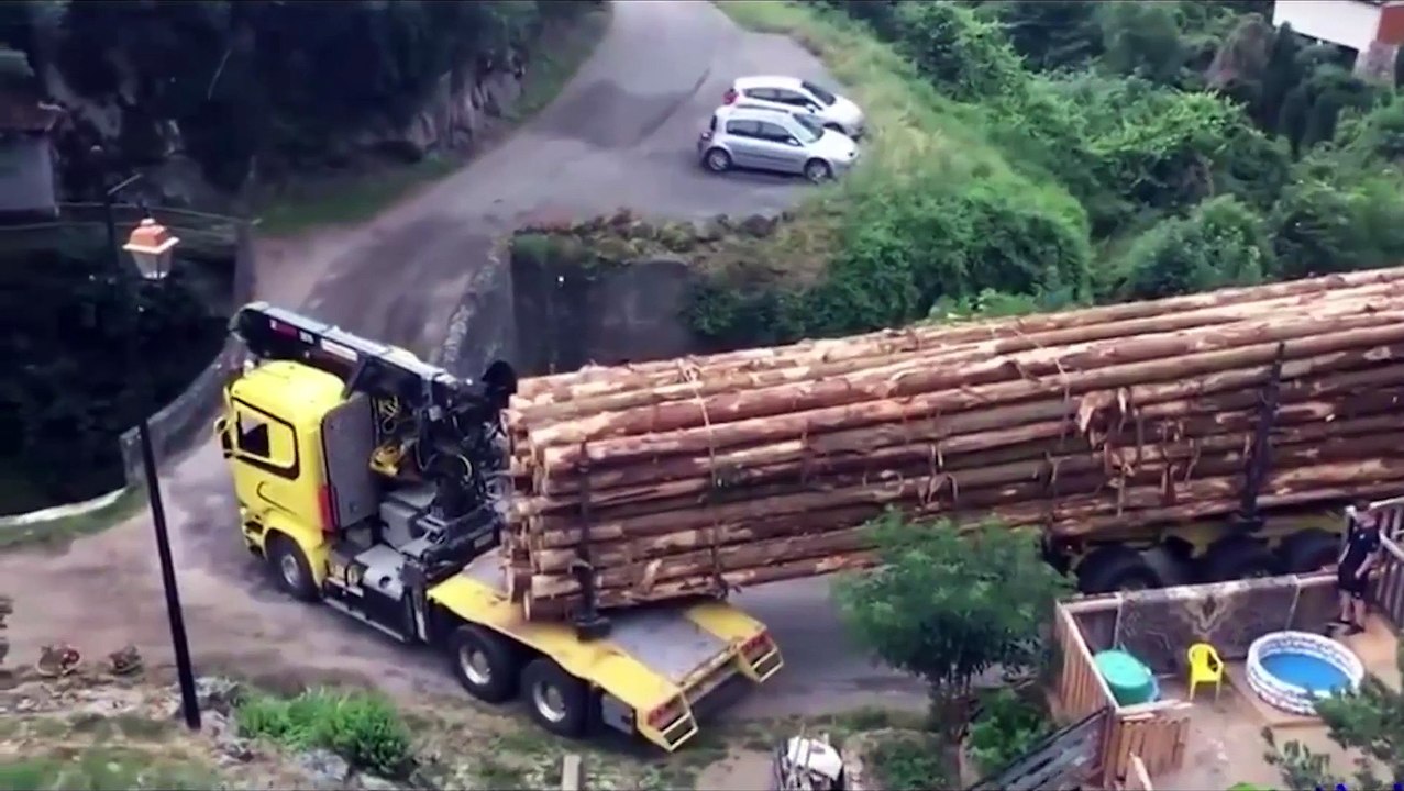 Usta TIR şoförünün dar yoldan inanılmaz dönüşü