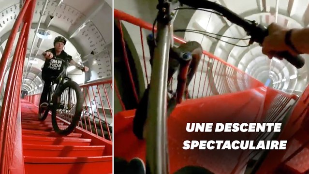 Il dévale les marches de l'Atomium de Bruxelles à vélo pour la bonne cause