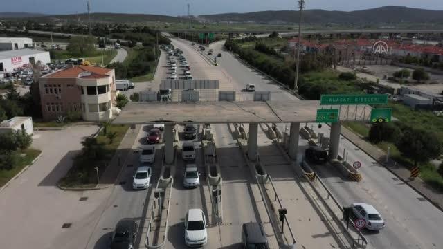Çeşme'de tam kapanma öncesi trafikte yoğunluk yaşanıyor