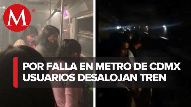 Usuarios de Línea 8 de Metro de CdMx caminan por vías para desalojar tren averiado