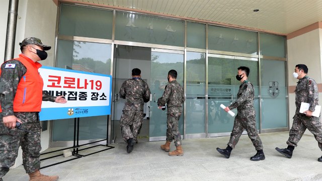 이틀째 30세 이상 장병 백신 접종...軍에서 3명 추가 확진 누적 780명 / YTN