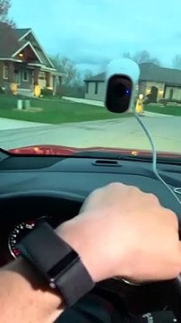 Rapaz faz do seu carro um escritório com recurso a tela verde durante reunião via Zoom