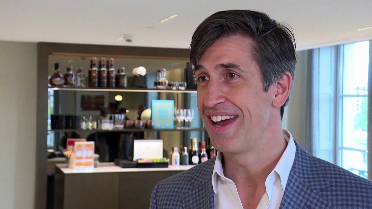 Les "sneakers" battent des records aux enchères et deviennent objets de convoitise