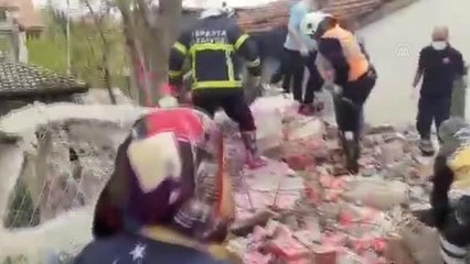 Yıktığı duvarın altında kalan kişi yaralandı