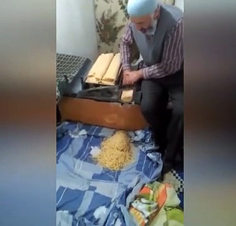 Sivaslı amcadan ilginç erişte kesme yöntemi