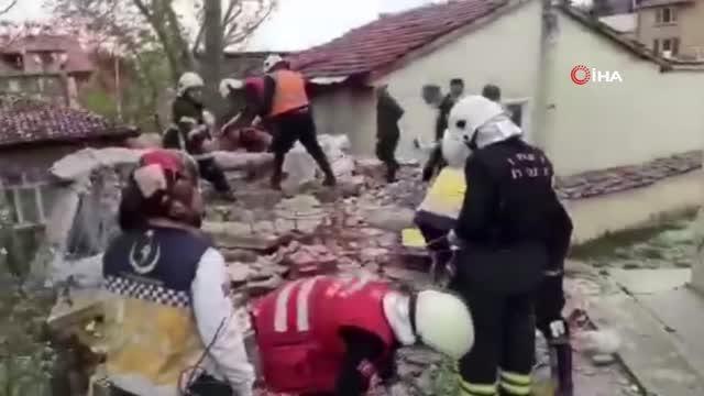 Yıkmak istediği duvarın altında kalan işçi yaralandı