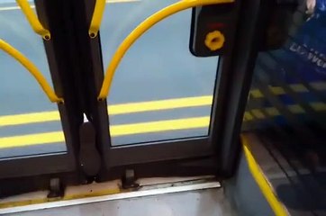 Metrobüs kapısına ayakkabı sıkıştı