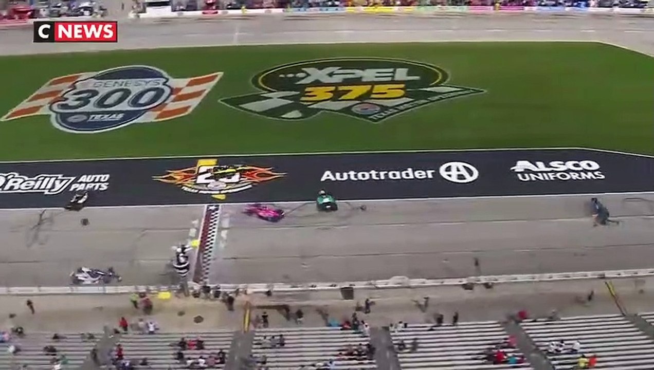 Découvrez les images impressionnantes de l'énorme carambolage qui a impliqué six voitures avant le départ du grand prix du Texas