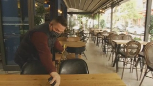 Bares y restaurantes reabren en Grecia tras seis meses de cierre por covid