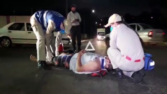 Motociclista sofre luxação no ombro após acidente na Rua Jacarezinho, no Jardim Alvorada