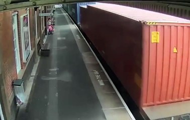 Hızla gelen tren bebek arabasına çarptı