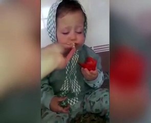 Horlayarak uyurken yemek yemeyi de ihmal etmedi