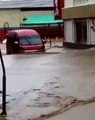 Fuertes lluvias en San Vicente y las Granadinas agravan daños por volcán