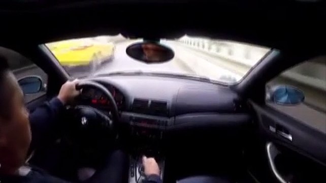 Sürücü makas atarken refüje girdi