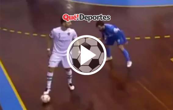 ¡Humillación! Sacó a pasear a un defensor y al portero