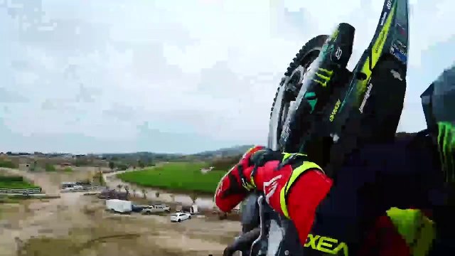 Ünlü motosikletçiden müthiş bir gösteri