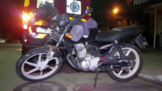 Motocicleta e automóvel colidem em cruzamento no Bairro Santa Cruz e um jovem sofre forte contusão
