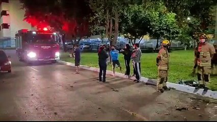 Motorista bate em árvore e é lançado para fora do carro no Lúcio Costa