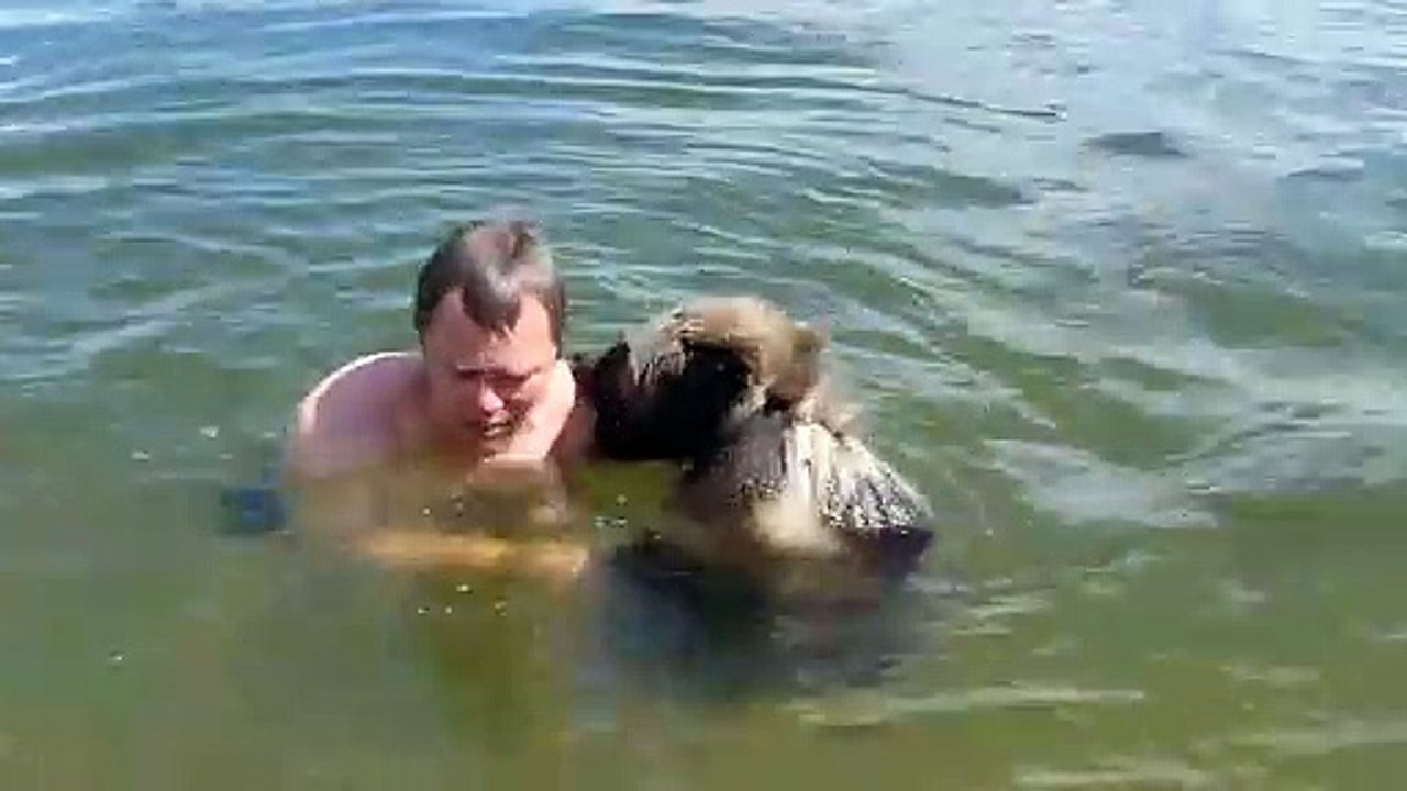 Petit bain avec son gros ours de compagnie