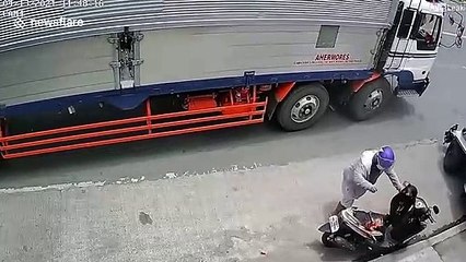 Son scooter prend feu en pleine route...