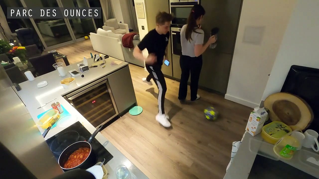 Il s'amuse à faire des petits ponts à sa copine comme un grand joueur de foot