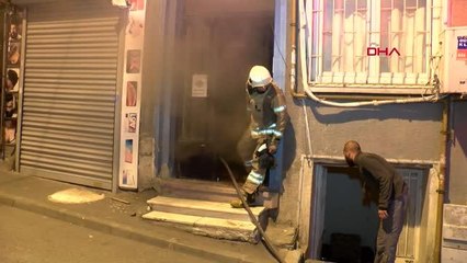 FATİH'TE BİNA İÇERİSİNDE YANGIN ÇIKTI, ANNE VE OĞLU YARDIM İSTEDİ