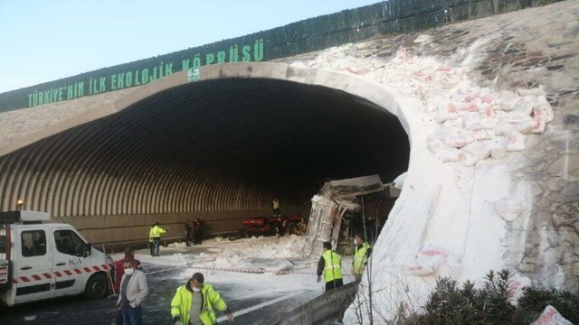Kuzey Marmara Otoyolu’nda TIR kazası! Köprüye çarptı…