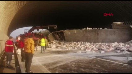 Kuzey Marmara Otoyolu'nda kireç yüklü TIR devrildi