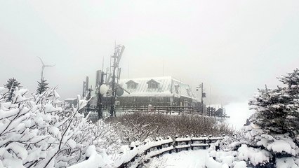 4월 마지막 날...설악산 정상에 10㎝ 넘는 폭설 / YTN