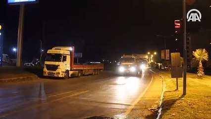 Tanklar sınırda geçiş için bekliyor