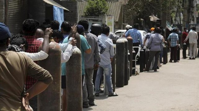 Ground Report: Serpentine queues outside East Delhi's Vinod Nagar to procure oxygen