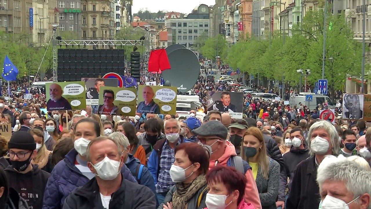 A cseh elnök ellen tüntettek több ezren Prágában