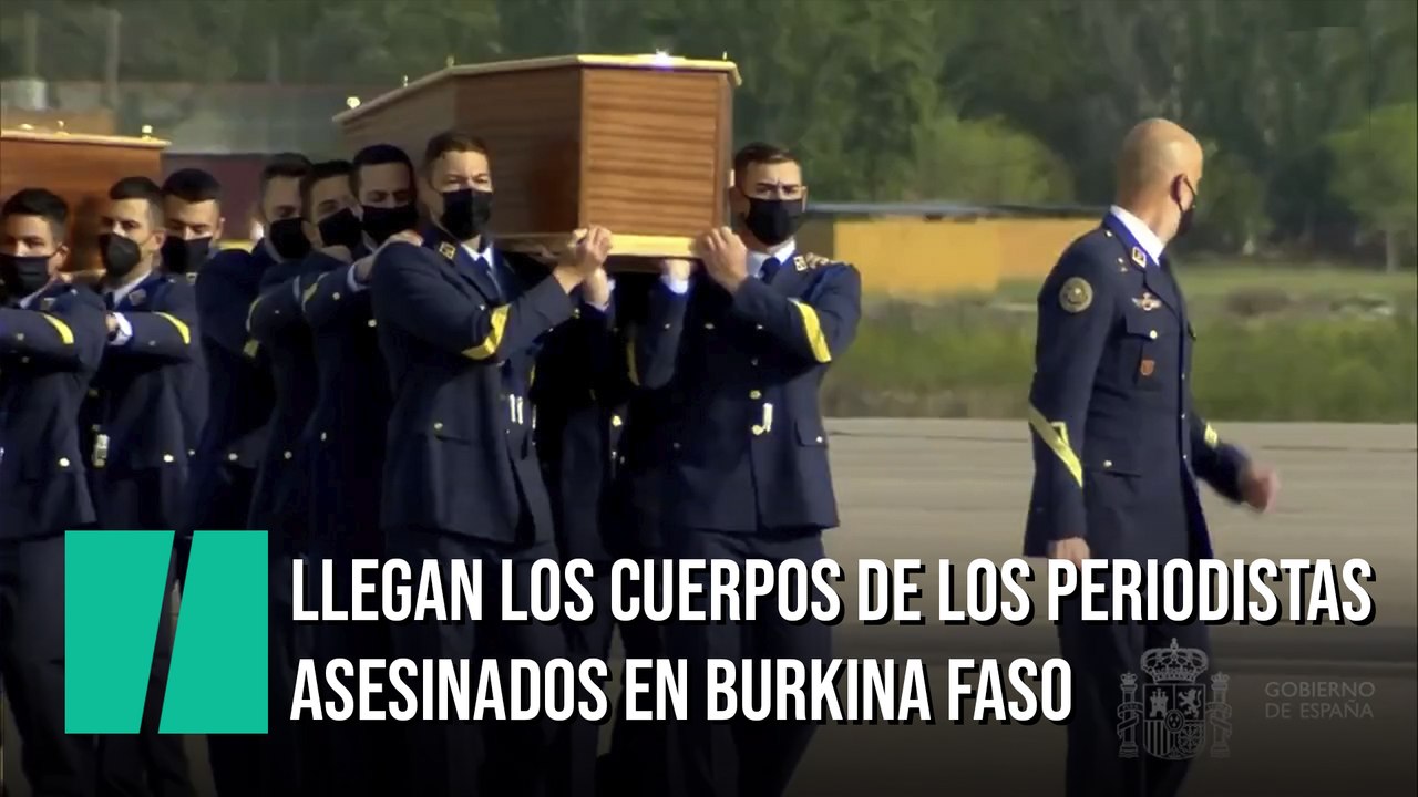 Llegan a Madrid los cuerpos de los periodistas asesinados en África