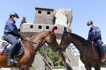 5 BİN YILLIK TROYA İÇİN YIKIM OLAN AT, BUGÜN GÜVENLİĞİ SAĞLIYOR