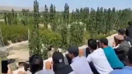 Kırgızistan ile Tacikistan sınırındaki taşlı kavga son yılların en büyük çatışmasına döndü: En az 13 ölü, onlarca yaralı var