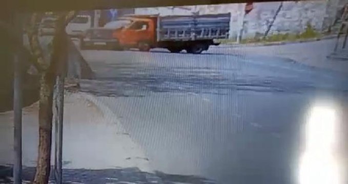 Son dakika haber | BEYKOZ'DA FECİ KAZA KAMERADA; KAMYONET OTOMOBİLE BÖYLE ÇARPTI