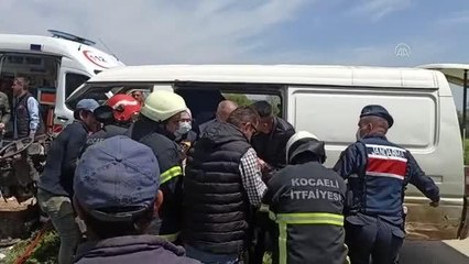 İşçi minibüsü elektrik direğine çarptı: 5 yaralı