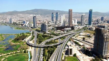 İzmir caddeleri tam kapanmada sakin kaldı