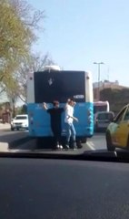 Eminönü'nde patenli çocukların tehlikeli yolculuğu kamerada