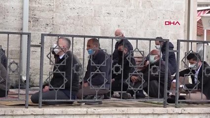 SİVAS'TA KISITLAMADA YAĞMUR ALTINDA CUMA NAMAZI